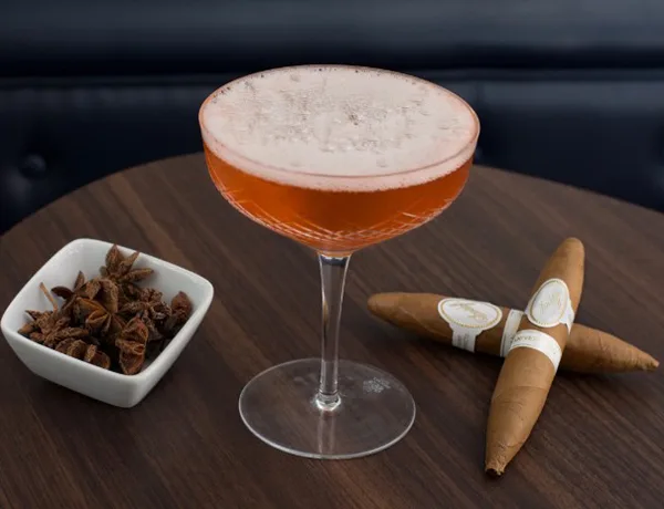 KLASSISCHER CHAMPAGNER COCKTAIL & DAVIDOFF ANIVERSARIO